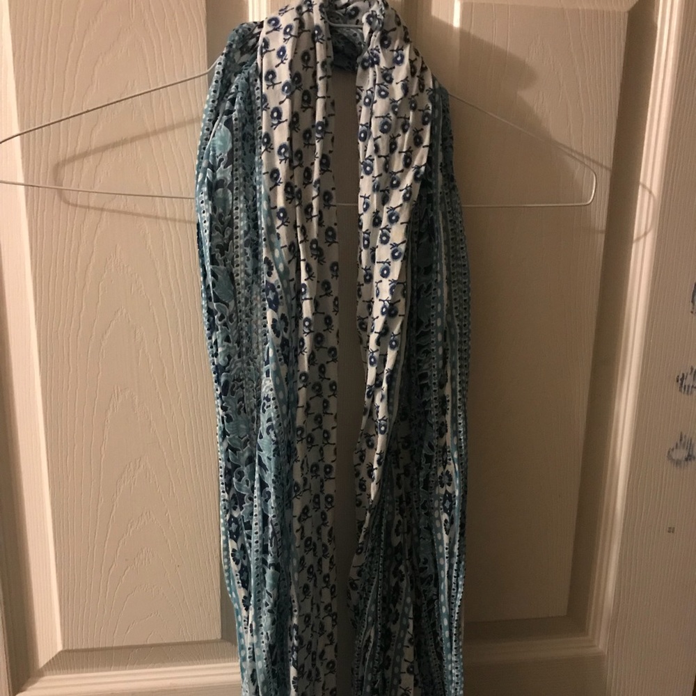 Light and dark blue patterned scarf